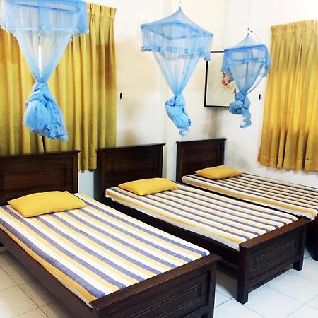 Mccarthy Guesthouse แคนดี้ ภายนอก รูปภาพ