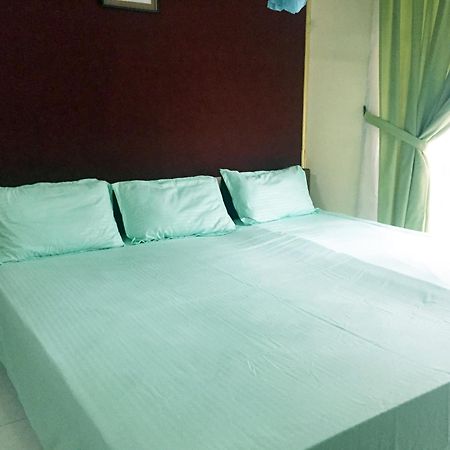 Mccarthy Guesthouse แคนดี้ ภายนอก รูปภาพ